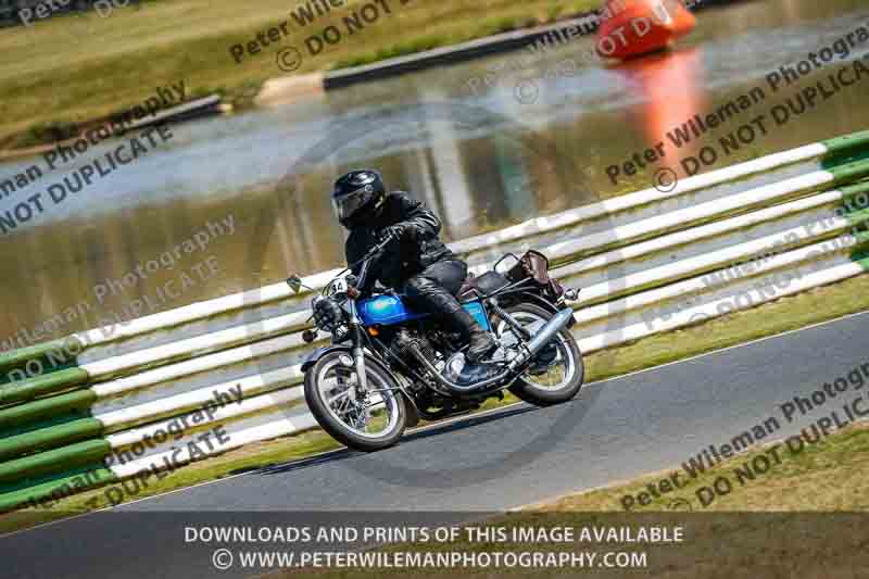 Vintage motorcycle club;eventdigitalimages;mallory park;mallory park trackday photographs;no limits trackdays;peter wileman photography;trackday digital images;trackday photos;vmcc festival 1000 bikes photographs
